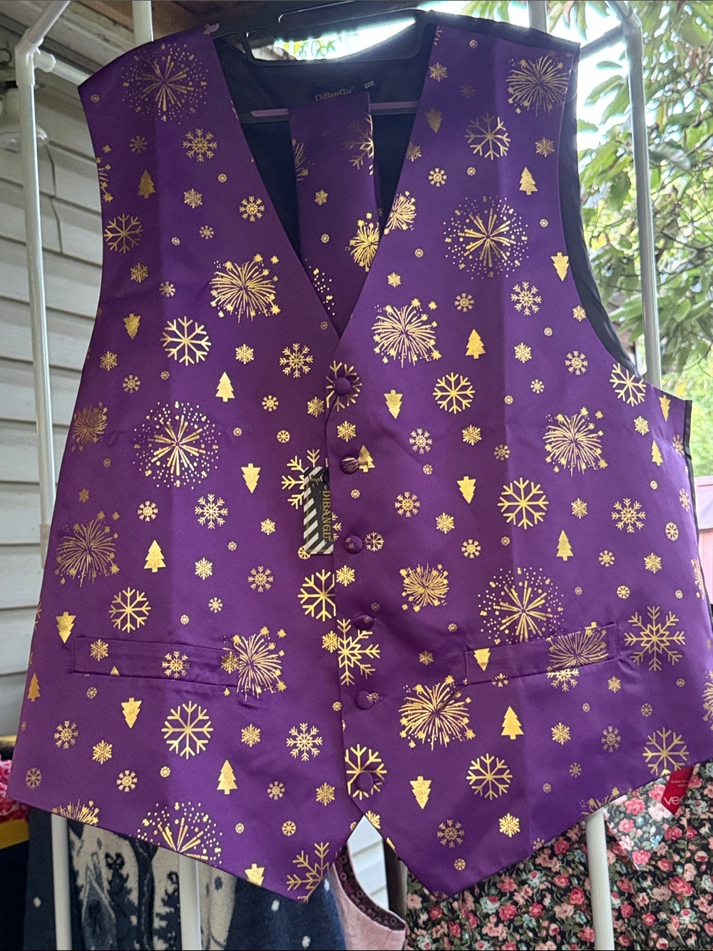 NWT Men’s sm, 2x & 3X Festive Purple Vest w/ Gold Snowflake & trees long tie too